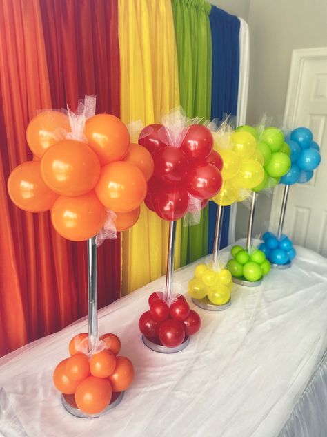 Cocomelon Party Table Decorations, How To Balloon Decorations, Sesame Street Balloon Centerpieces, Diy Balloon Table Centerpiece, Cocomelon Balloon Centerpiece, Diy Balloon Topiary, Cocomelon Centerpieces Girl, Cocomelon Party Centerpieces, Coco Melon Centerpieces