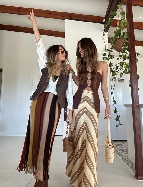 Neutral tone bohemian style festival outfit Outdoor Music Festival Outfits, 70s Festival Outfit, Fall Festival Outfit, Looks Hippie, Boho Festival Outfit, Look Boho Chic, Look Festival, Boho Summer Outfits, Music Festival Outfits