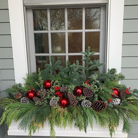 Winter Window Box Ideas, Window Box Ideas, Christmas Window Boxes, Winter Window Boxes, Fall Window Boxes, Dekoratívne Vence, Christmas Urns, Outdoor Christmas Planters, Winter Planter