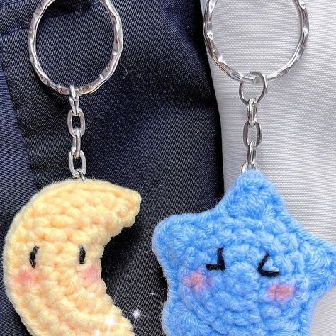 Crochet Keychain Moon, Crochet Sun Keychain, Star And Moon Crochet, Crochet Star Plush, Couples Crochet, Moon Crochet Pattern, Crochet Star Keychain, Crochet Couple, Crochet A Star