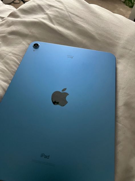 Ipad Air Blue, Airpod Max Aesthetic, Iphone 12 Purple, Ipad Picture, Max Aesthetic, Apple School, Phone Essentials, Blue Ipad, Apple Aesthetic