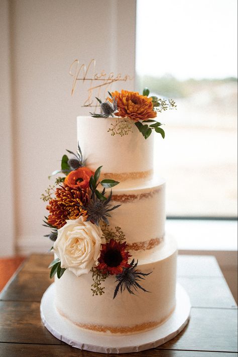 Orange Roses Wedding Decor, Fall Cake Designs Wedding Ideas, Sunflower And Terracotta Wedding, Rustic Cake Design Wedding, Terracota Cake Wedding, Terra Cotta Fall Wedding, Fall Wedding Cakes Ideas, Fall Two Tier Wedding Cake, Terracotta And Eucalyptus Wedding Flowers