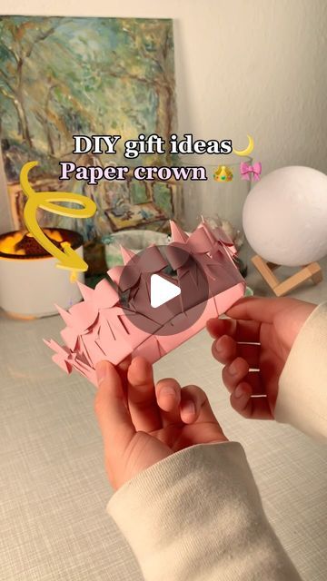 Diy Crown Tutorials, Handmade Crowns Paper, Paper Tiara Diy, Easy Paper Crown, Diy Crowns And Tiaras, How To Make Crown With Paper, Diy Crown Paper, How To Make A Paper Crown, Paper Hats Diy