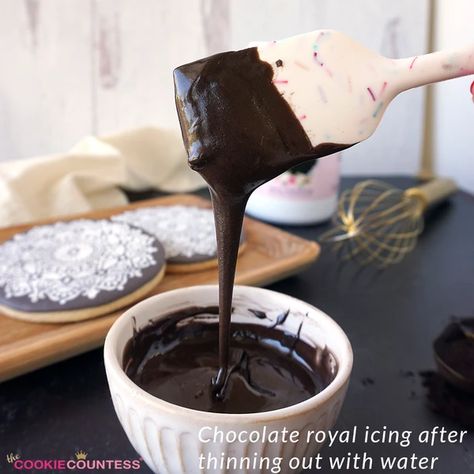 Chocolate Royal Icing Recipe, Royal Icing Recipe Without Meringue Powder, Flavored Royal Icing, Chocolate Royal Icing, Chocolate Meringue Cookies, Royal Frosting, Royal Recipe, Cookie Decorating Icing, Cookie Recipes Decorating