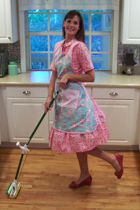 Retro apron.  Mopping the kitchen in my RetroRevival.Biz apron! Birks Outfit, Housewife Dress, Vintage Housewife, Retro Housewife, Retro Apron, Maid Outfit, Aprons Vintage, Maid Dress, Costume Outfits