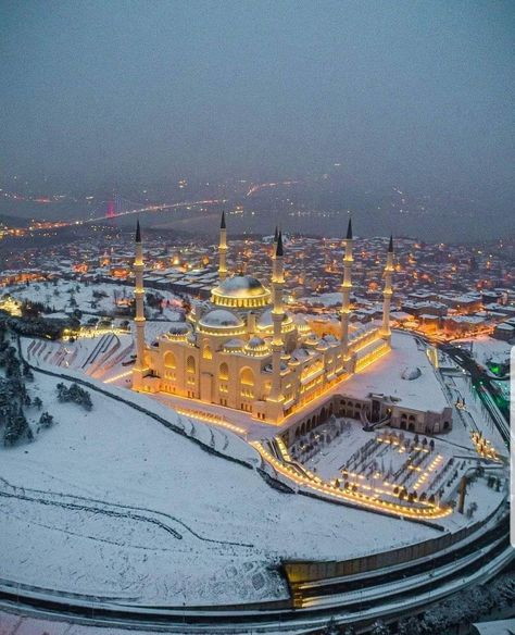 Fazal Wadood Yousafzai 📸 🇵🇰 on Instagram: “Winter wonderland Istanbul 🇵🇰❤🇹🇷 . . . . . . . #natgeotravelindia #natgeoyourshot #natgeowildlife #natgeocreative #natgeotravelphoto…” Istanbul Turkey Photography, Turkey Photos, Istanbul Turkey, India Travel, Winter Wonderland, Travel Photos, Paris Skyline, New York Skyline, City Photo