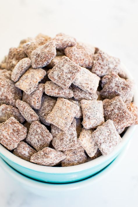 Protein Muddy Buddies, Churro Puppy Chow, Cake Courgette, Muddy Buddies Recipe, Muddy Buddy, Eating Bird Food, Puppy Chow Recipes, Bite Size Snacks, Sweet Bites