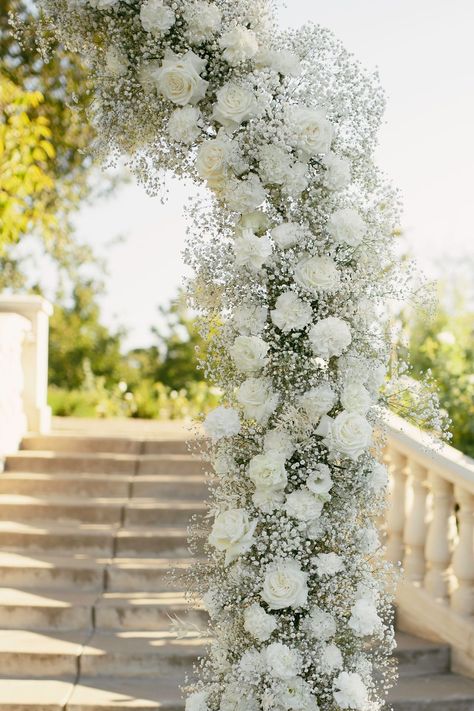 Luxurious Outdoor Wedding, Classic Wedding Aesthetic Ceremony Decor, Elegant Wedding Flower Arch, Estate Wedding Aesthetic, Wedding Flowers Minimalist, Wedding Isles Ideas Outdoor, Outdoor Wedding Ideas Ceremony, Wedding Arch White Flowers, Romantic Elegant Wedding Theme