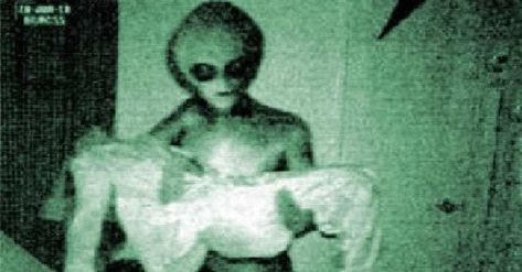 Have you ever witnessed a UFO in the sky or experienced creepy figures standing at the end of your bed, but passed it off as something commonplace, like a... Alien Pictures, Alien Sightings, Alien Photos, Manu Chao, Alien Life, Alien Encounters, Grey Alien, Unidentified Flying Object, Alien Tattoo