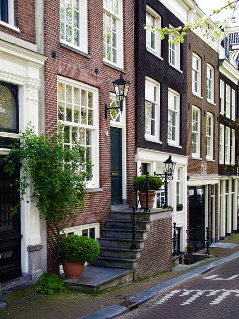 Amsterdam Apartment Exterior, Netherlands Apartments, Amsterdam Townhouse, Netherlands House, Apartment Amsterdam, Classy Apartment, Beautiful Houses Exterior, Architectural Aesthetic, Amsterdam Apartment