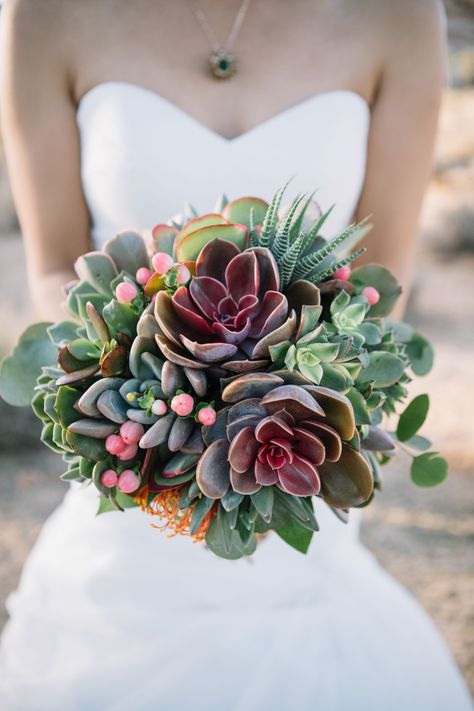 Bouquet Succulent, Succulent Bouquet Wedding, Purple Succulents, Succulent Bouquet, Rustic Wedding Bouquet, Eclectic Wedding, Succulent Wedding, Real Weddings Photos, Rustic Flowers