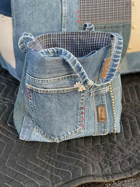 Jeans Reciclados Ideas, Jeans Bags Ideas, Återvinna Jeans, Diy Old Jeans, Diy Bags Jeans, Bag From Old Jeans, Sac Tote Bag, Recycled Jeans Bag, Denim Bag Diy