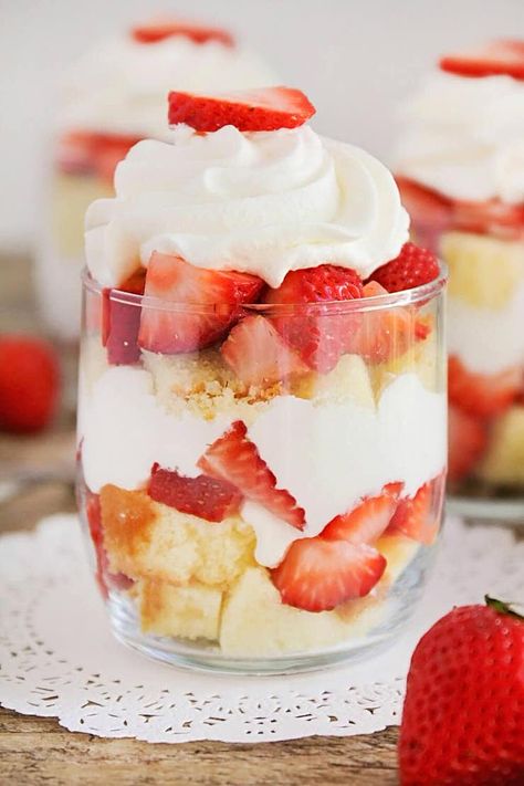 Quick & Easy No Bake Summer Dessert Recipes | OhMeOhMy Blog Shortcake Trifle, Strawberry Shortcake Trifle, Easy Strawberry Shortcake, No Bake Summer Desserts, Strawberry Trifle, Sweet Whipped Cream, Strawberry Shortcake Recipes, Shortcake Recipe, Dessert Simple