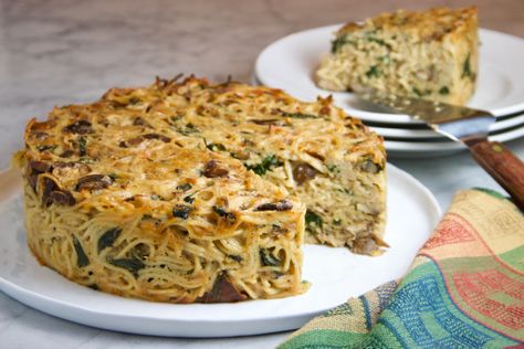 Spaghetti Pie with Wild Mushrooms & Spinach | thebrookcook Italian Spinach Pie Recipe, Beef Spaghetti, Spaghetti Pie Recipes, Spinach Pasta Recipes, Spaghetti With Spinach, Pasta Pie, Recipe Spinach, Spaghetti Pie, Cooking Light Recipes