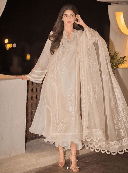 mawra-hocane 24 Ways to Wear All White Outfits Like Pakistani Celebrities Wedding Simple, Pakistani Wedding Outfits, Pakistani Fancy Dresses, Pakistani Dresses Casual, Pakistani Fashion Party Wear, Beautiful Pakistani Dresses, Salwar Kamiz, Indian Dresses Traditional, Party Kleidung