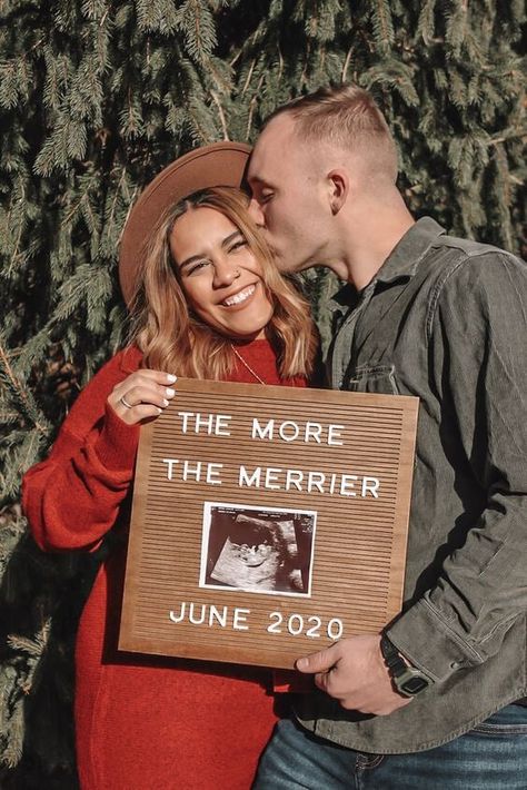 Christmas Pregnancy Announcement Ideas, Baby Gender Reveal Ideas, Pregnancy Announcement Pictures, Pregnancy Announcement Family, Pregnancy Announcement Photoshoot, Pregnancy Announcement Ideas, Baby Announcement Photoshoot, Fun Baby Announcement, Christmas Baby Announcement