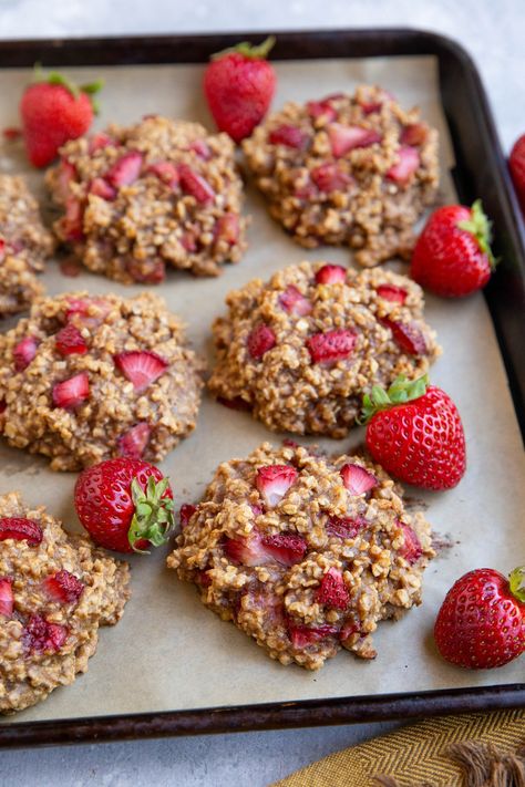 Healthy Oatmeal Cookie Recipe with fresh strawberries. Only 5 ingredients needed to make this healthy treat. Low Fodmap Strawberry Recipes, Healthy Strawberry Cookies, Healthy Strawberry Desserts, Strawberry Oatmeal Cookies, Strawberry Oatmeal Muffins, Healthier Deserts, Healthy Strawberry Recipes, Gluten Free Vegan Recipes Desserts, Strawberry Snacks