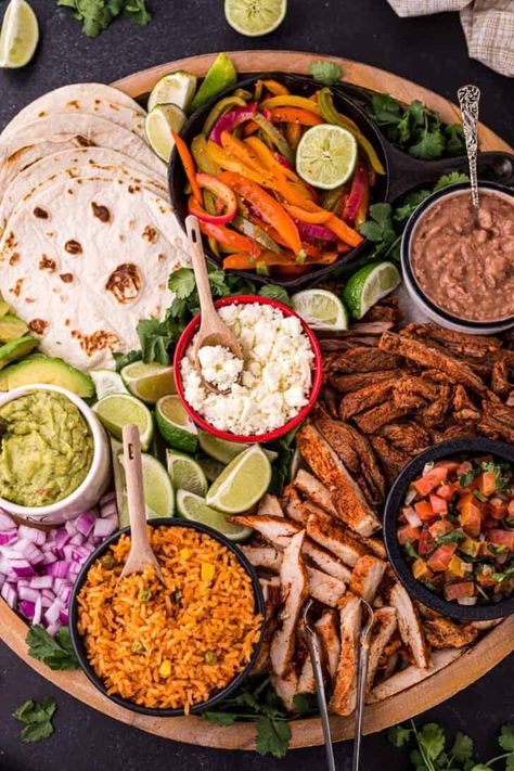 Chicken Fajitas Dinner Party, Tex Mex Platter, Kickback Food Ideas For Adults, Healthy Food Boards Ideas, Mexican Charcuterie Table Ideas, Mexican Night Food Ideas, Fajitas Party Ideas, Coctail Food Ideas Snacks, Dinner Party Tacos