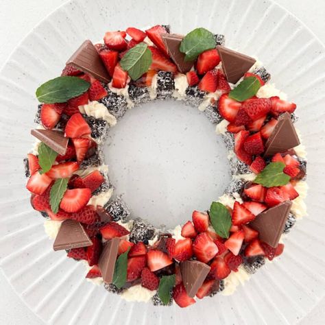 Lamington Christmas Wreath - Oh So Busy Mum Lamington Wreath, Dessert Wreath, Christmas Wreath Dessert, No Bake Christmas Desserts, Easy Caramel Slice, Food Wreath, No Bake Christmas, Malteser Cake, Christmas Party Menu