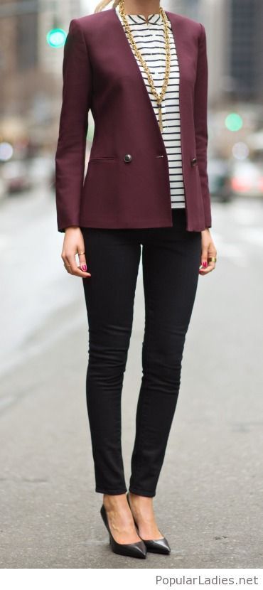 Burgundy Blazer, Stripes, Skinnies & Gold accents. Black Pants Work Outfit, Casual Chic Winter, Work Appropriate Outfits, Maroon Blazer, How To Wear Blazers, Casual Work Outfits Women, Burgundy Blazer, Trendy Business Casual, Outfit Chic