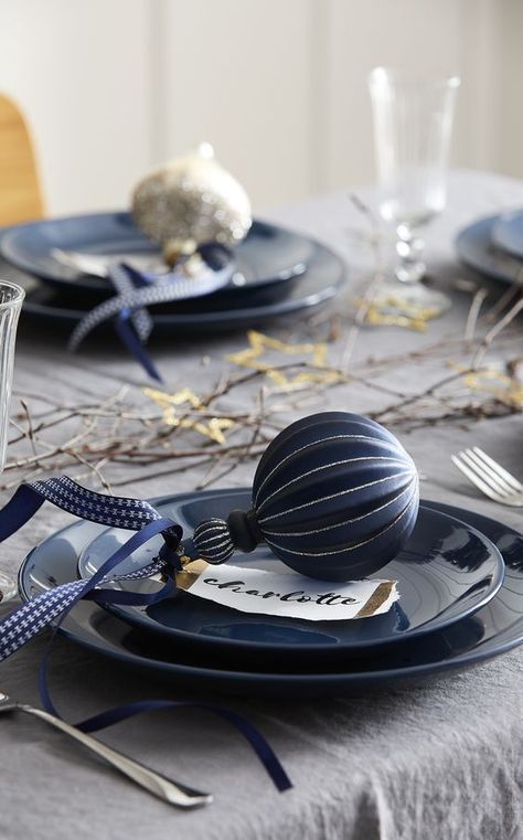 Christmas Dining Room Table, Blue Table Settings, Xmas Table Decorations, Navy Christmas, Blue Christmas Decor, Xmas Dinner, Christmas Dining Table, Christmas Dining Room, Christmas Preparation