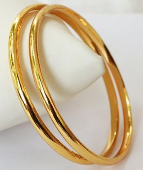 9 Simple Look Plain Gold Bangles Designs from India Simple Gold Bangle, Plain Gold Bangles, Gold And Jewelry, Gold Bangles Indian, Gold Bangles For Women, Gold Bangle Set, Bangles Gold, Gold Jewelry Simple Necklace, Gold Jewelry Stores