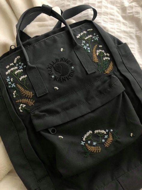 Black Backpack Embroidery, Customized Backpack Ideas, Embroidered Backpack Ideas, Embroidery On Bags Ideas, Embroidered Backpack Diy, Kanken Embroidery Diy, Embroidered Backpack Jansport, Backpack Embroidery Jansport, Kanken Embroidery Ideas