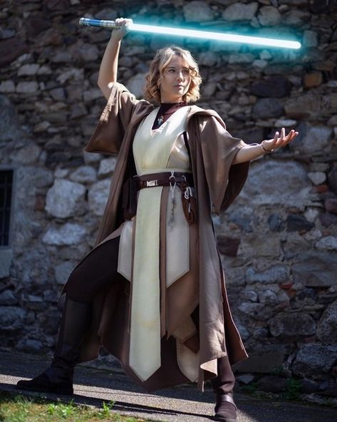 #StarWars #SW #Jedi #ZW #Cosplay #AnakinSkywalker #Skywalker #Girl #Woman #cute Star Wars Jedi Clothes, Woman Jedi Outfit, White Jedi Robes, Jedi Cosplay Diy, Oc Jedi Female, Jedi Female Outfit, Star Wars Outfits Women Jedi, Jedi Cosplay Female, Star Wars Jedi Outfits Women