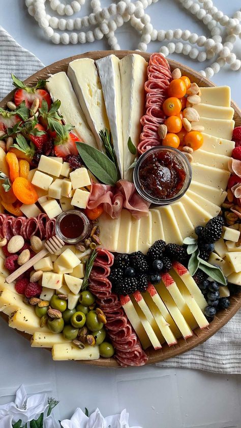 Platter Boards, Cheese Board Party Ideas, Sharcutary Board Ideas Easy, Savoury Board, Board Recipes, Sharqutary Board Ideas, Cheeseboard Platter Ideas, Food Birthday, Chacuretie Board