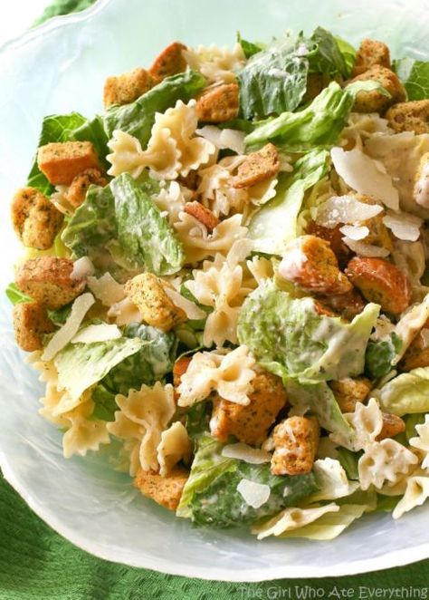 Pasta and croutons? We've never been so excited to eat salad. Get the recipe from The Girl Who Ate Everything. Pasta Caesar Salad, Bow Tie Pasta, Plats Healthy, Cooked Pasta, Chicken Caesar, Chicken Caesar Salad, God Mat, Idee Pasto Sano, Caesar Salad