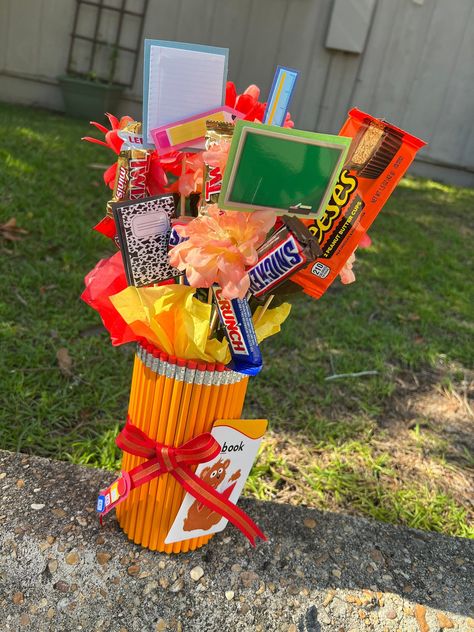 Teacher Appreciation Gift #thriftyfrugalmom #teachergift #teacherappreciation #cheapgifts #teacher #create #students #gifts. Go for more info 👉https://whispers-in-the-wind.com/top-10-graduation-gift-ideas/?teacher353 School Appreciation Gifts, Birthday Basket For Teacher, End Of School Year Gifts For Teachers Diy, Creative Teacher Appreciation Gifts, Diy Teacher Gift Ideas, Teacher Christmas Gift Basket Ideas, Teacher Of The Year Gift Ideas, Para Gifts From Teacher, Male Teacher Appreciation Gifts