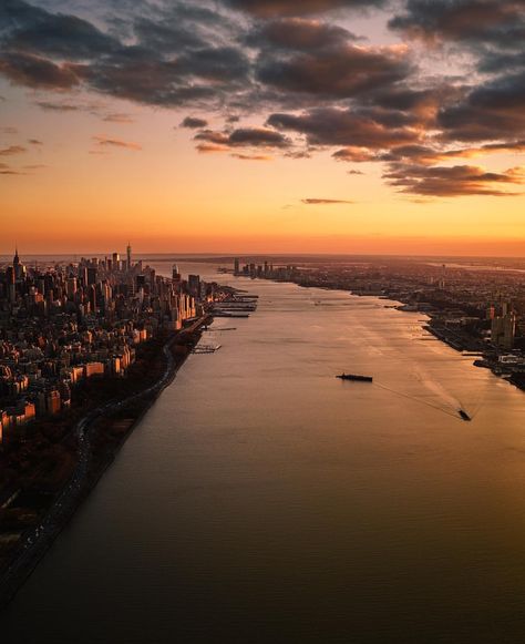 Sunset glow on the Hudson River separating Manhattan, New York and Jersey City, New Jersey New York Sunset, I Know Everything, Hudson River Valley, Pursuit Of Happiness, Hudson River, Nova York, The Big Apple, Jersey City, City Aesthetic