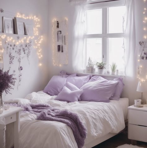 18 Aesthetic Dorm Room Color Schemes You Need To Recreate - Tiwala Lifestyle Lavender And White Room Ideas, Purple And White Dorm Room Ideas, Light Purple Dorm Room, Lavender Dorm Room Ideas, Lavender Dorm Room, Lilac Room Aesthetic, Lilac Bedroom Aesthetic, Dorm Room Ideas Purple, Lavender Bedroom Aesthetic