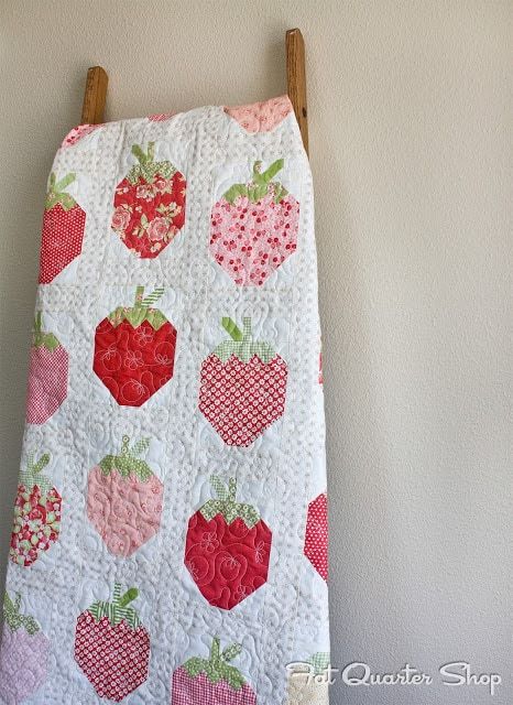 Strawberry Social, Colchas Quilting, Quilt Modernen, Cute Quilts, Pretty Quilt, Summer Quilts, Quilt Baby, Girls Quilts, White Quilt