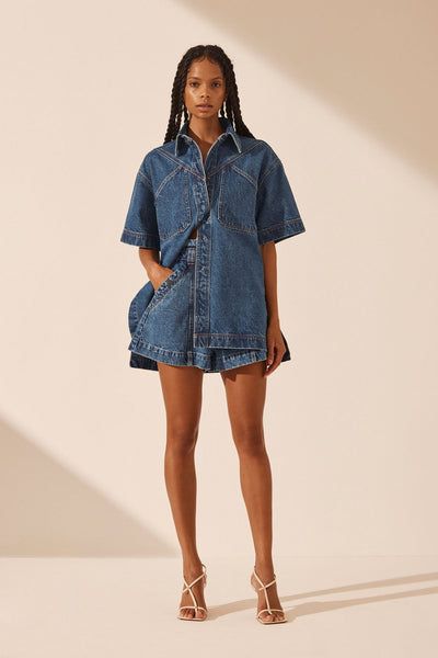 Raquel Short Sleeve Shirt Cool Casual Outfits Summer, 90s Matching Set, Casual 2024 Outfits, Flared Shorts Outfit, Denim Short Sleeve Shirt Outfit, Denim High Waisted Shorts Outfit, Denim Over Denim Outfit, Short Sleeve Denim Shirt Outfit, Alicia Keys Outfits