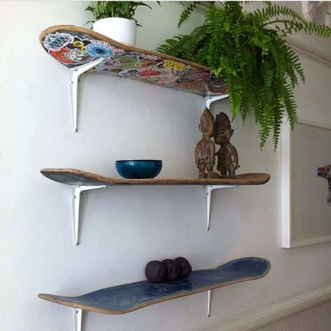 Vintage Shelves Bedroom, Skateboard Aesthetic Bedroom, Skateboard Shelves Diy, Skateboard Home Decor, Aesthetic Room Shelves, Skateboard Decor Ideas, Skateboard Shelf, Cute Shelves, Meja Outdoor