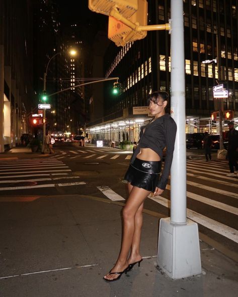 Leaned Over Pose, Nyc Photoshoot Ideas, Streetwear Photoshoot, Street Pics, Nyc Photoshoot, Cute Photo Poses, Street Pictures, Prom Poses, Nyc Street