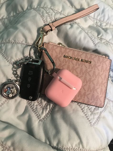 Girly Car Accessories Keys, Car Keychain Aesthetic, Car Keys Keychain Ideas, Car Keychain Ideas, Bracelet Michael Kors, Wallet Keychain, New Car Accessories, Girly Car Accessories, Girly Car