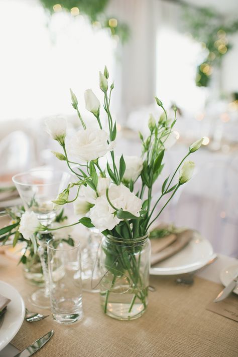 Minimalist Wedding Centerpieces Simple, Ballroom Reception, Simple Wedding Flowers, Bay Of Plenty, Flowers In Jars, Deco Decor, Wedding Tablescapes, Boxing Day, Wedding Ceremony Decorations