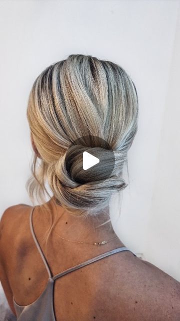 HANNAH TAYLOR on Instagram: "SIMPLE BUN TUTORIAL ❤ I hope you like this super easy updo!  No need for curling, just make sure the hair is smooth to start with, I used @kykhaircare magic dust volume powder to make the hair a lot easier to style and so I could mold by bun into a nice shape really easily. If you're in the UK, you can only order this from @prostylinguk make sure you use my discount code HAN10 for money off!  SAVE for inspo and leave me a comment if you're feeling nice thanks so much its always so appreciated!  . . .  #bridalhair #hairinspo #lowbun #hairtutorial #hairideas" Wedding Hair No Curls, Low Bun Updos For Wedding, Messy Low Bridal Bun, Smooth Bun Updo, How To Bridal Updo, Clean Up Do Hairstyles, Wedding Hair How To Tutorials, Nice Buns Hairstyles, Blond Updo Hairstyles