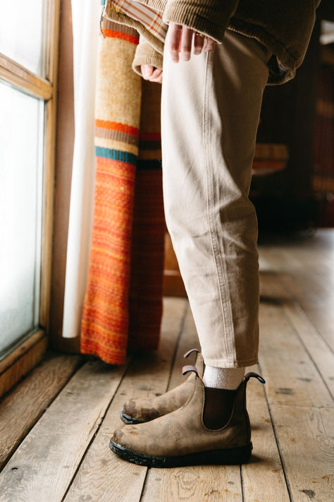 Blundstone Chelsea Boots- the perfect addition to any granola girl outfitw this winter. Blundstone Outfit Fall, Blundstone Outfit Women, How To Style Blundstone Boots, Blundstone Boots Outfit, Granola Girl Winter, Mom Boots, Blundstone Boots Women, Blundstone Women Outfit, Blundstone Outfit