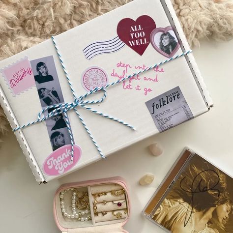 best Taylor Swift gifts and ideas for fans with a themed box, jewelry, and a signed Fearless CD Taylor Swift Gifts, Taylor Gifts, Cute Friendship Bracelets, Taylor Swift Birthday, Gift Inspo, Valentine Box, Gifts For New Parents, Diy Birthday, Birthday Gift Ideas