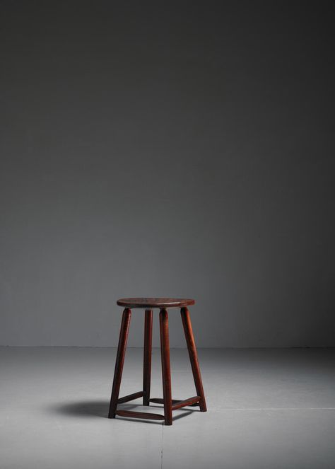 related Croma Key Video, Walnut Stool, Studio Background Ideas, Photo Studio Design, Photography Studio Decor, Studio Photography Backdrop, Chair Photography, Walnut Stools, Studio Backdrops Backgrounds