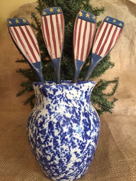 Forth Of July Crafts, Spoon Decor, Americana Summer, Wooden Spoon Crafts, Painted Spoons, Jar Fillers, Americana Crafts, Primitive Stitchery, Market Booth