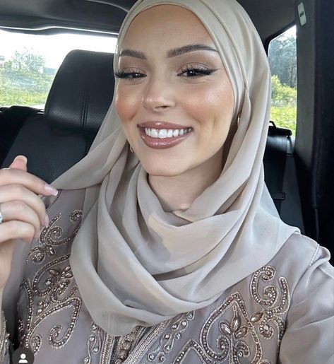 Hijabi Prom, Wedding Guest Hair And Makeup, Top 10 Hairstyles, Hairstyle With Bangs, Shower Makeup, Hairstyle 2024, Hairstyle For Wedding, Hijabi Wedding, Wedding Hijab Styles