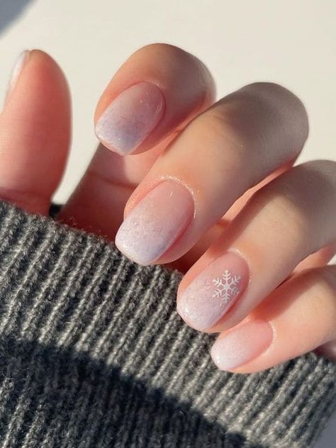 Snow Tipped Nails, Simple Nails Short Winter, Simple Winter French Tip Nails, Gel Nails Short Winter, Short Nails Snowflake, Cream Winter Nails, Simple Winter Nails Short Gel, Short Natural Winter Nails, Winter Nails Ideas Short