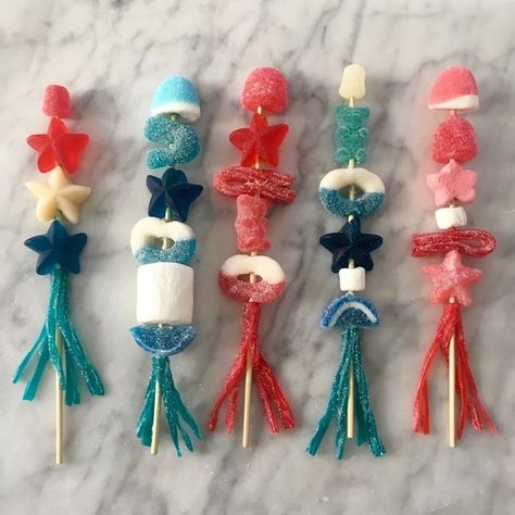 Last minute Fourth of July treats: Candy Kebabs at Super Make It Candy Kebab, Fourth Of July Treats, Independence Day Wallpaper, Diy Party Crafts, Veggie Art, Candy Kabobs, Edible Bouquets, Fourth Of July Food, Candy Bouquet