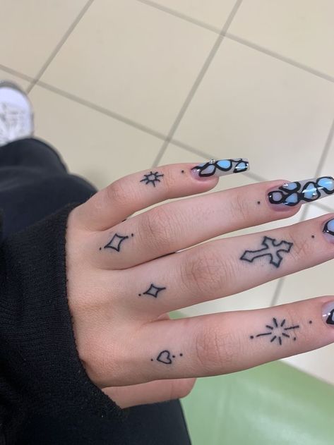 Tatuaje Hello Kitty, Finger Tattoo For Women, Finger Tats, Knuckle Tattoos, Hand And Finger Tattoos, Pretty Hand Tattoos, Sharpie Tattoos, Hand Tattoos For Women, Finger Tattoo