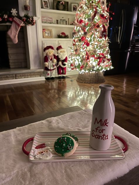 A child’s job the night before Christmas is to always make sure Santa has his milk and cookies for a snack when stopping to deliver presents. This tray and milk container sure help get the job done! Always check out homegoods, tjmax and marshalls for decorations at a great price. #christmascookies #christmas #christmasdecor #christmasideas Milk And Cookies For Santa Ideas, Milk And Cookies Christmas Photos, Santa Visit Ideas, Santa Ideas For Christmas Morning, Laufey Christmas, Xmas Sleepover, Santa Cookies And Milk, Santa Photography, Cookies And Milk For Santa