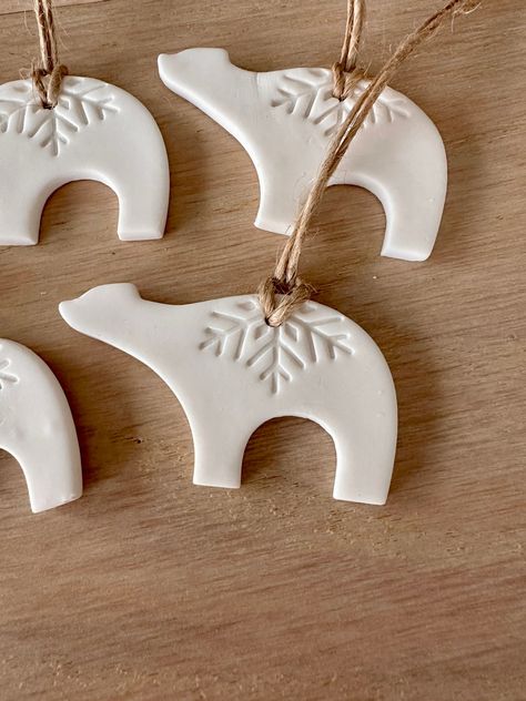 Pottery Xmas Ornaments, Cute Handmade Ornaments, Christmas Ornaments Ceramic Clay, Clay Diy Christmas Ornaments, Diy Polymer Clay Christmas Decorations, Ceramics Christmas Decorations, Fimo Clay Ornaments, Xmas Clay Decorations, Porcelain Christmas Decorations